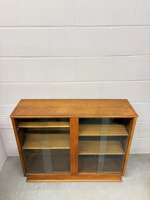 Mid-century glazed bookcase with sliding glass doors - Image 2