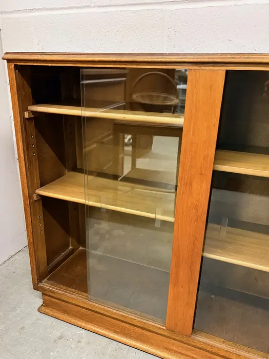 Mid-century glazed bookcase with sliding glass doors - Image 4
