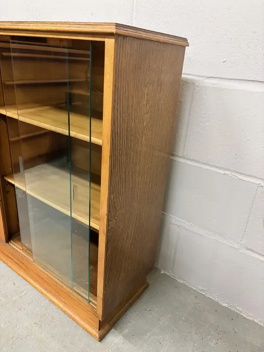 Mid-century glazed bookcase with sliding glass doors - Image 7