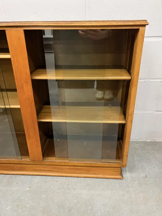 Mid-century glazed bookcase with sliding glass doors - Image 5