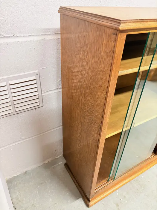 Mid-century glazed bookcase with sliding glass doors - Image 6