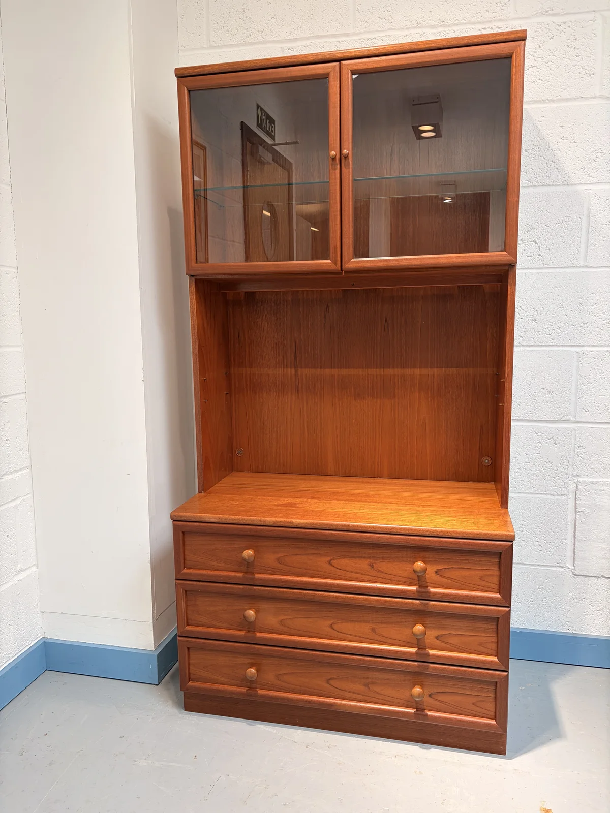G Plan wall unit with glazed cupboard and drawers - Image 24