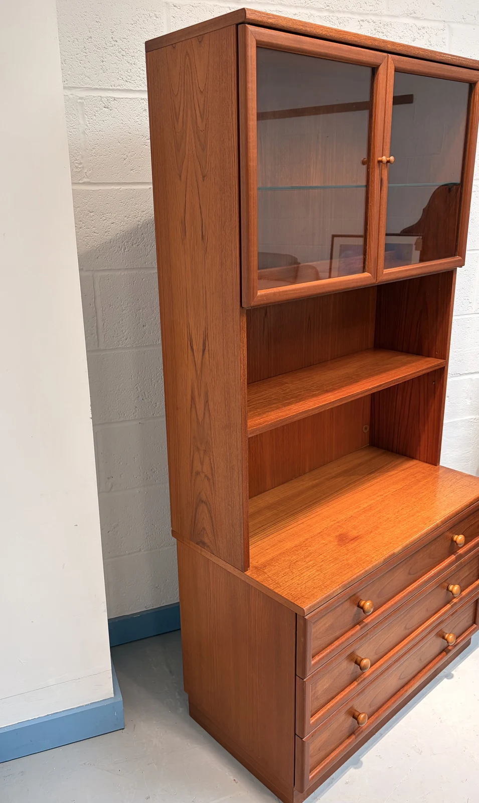 G Plan wall unit with glazed cupboard and drawers - Image 10